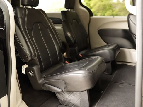 Used 2023 Chrysler Pacifica Touring-L FWD image 35