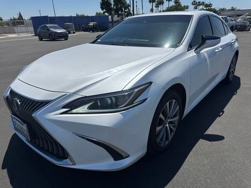 Used 2020 Lexus ES 300h w/ Accessory Package FWD image 3