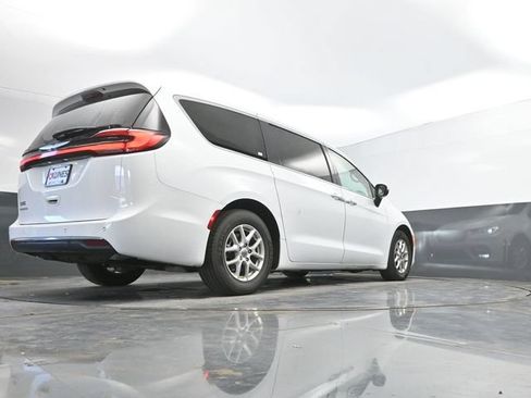 Used 2023 Chrysler Pacifica Touring-L FWD image 41