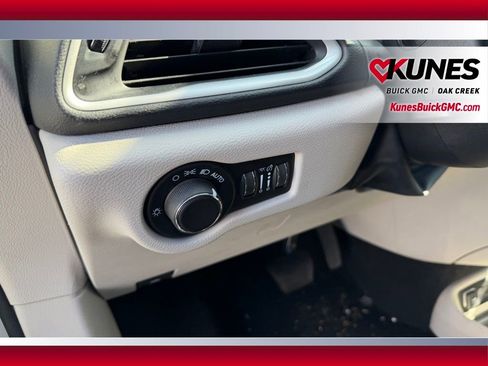 Used 2023 Chrysler Voyager LX FWD image 8