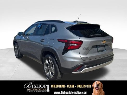 Used 2025 Chevrolet Trax LT FWD image 9