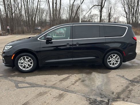 Used 2025 Chrysler Pacifica Select image 2