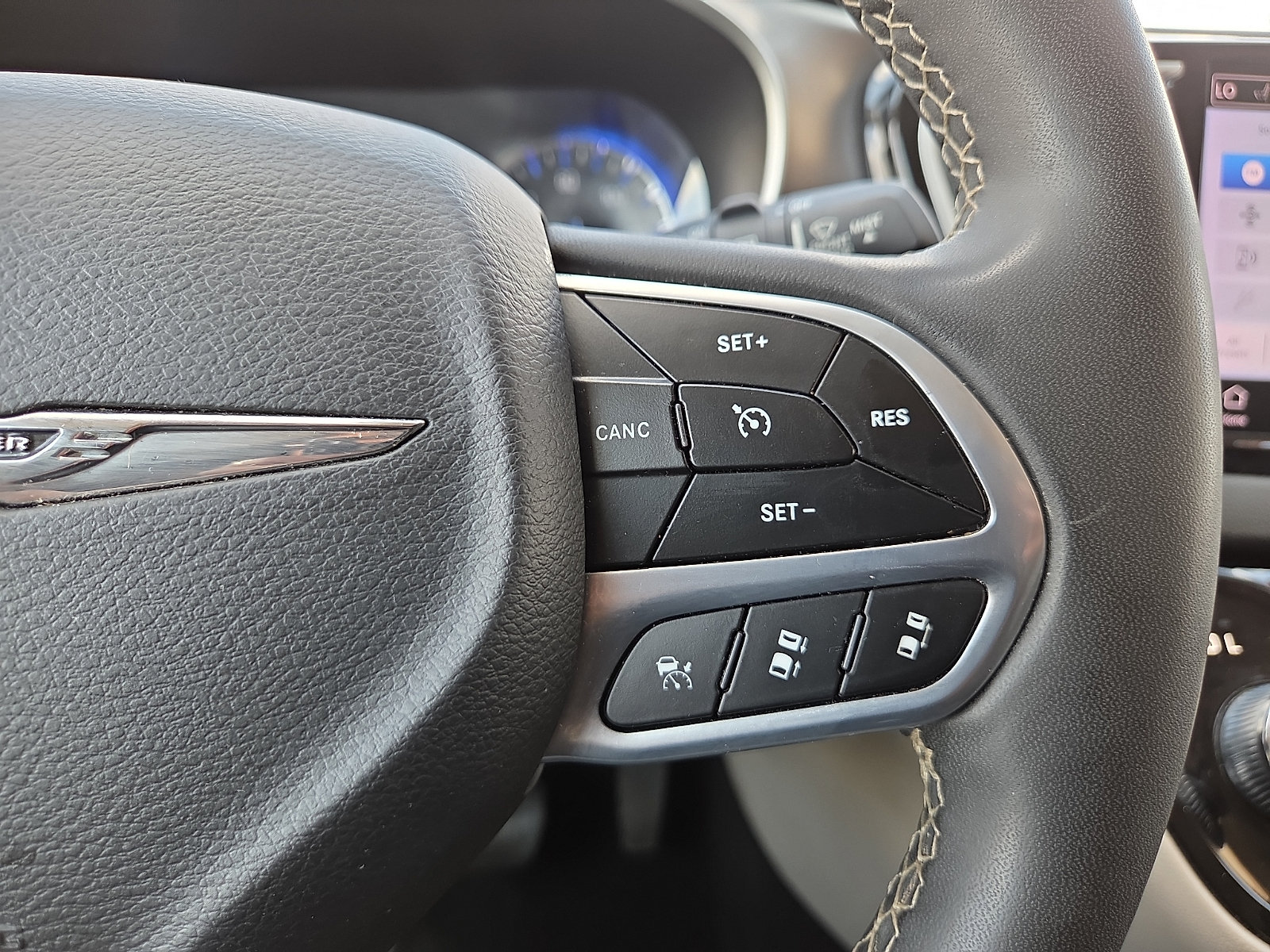 Used 2023 Chrysler Pacifica Touring-L FWD image 16