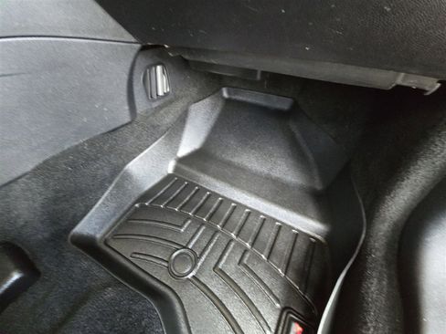 Used 2017 Ford Explorer XLT w/ Equipment Group 202A AWD/4WD image 33