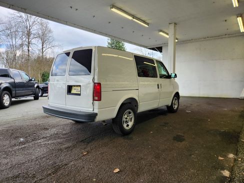 Used 2005 Chevrolet Astro AWD w/ Convenience Package image 3