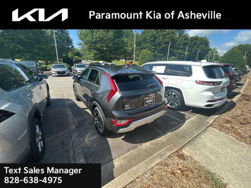 Certified 2025 Kia Niro EX FWD image 6