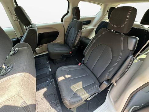 Used 2022 Chrysler Voyager LX FWD image 15