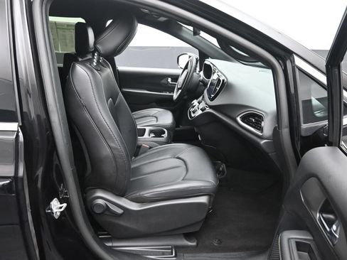 Used 2025 Chrysler Pacifica Select FWD image 9