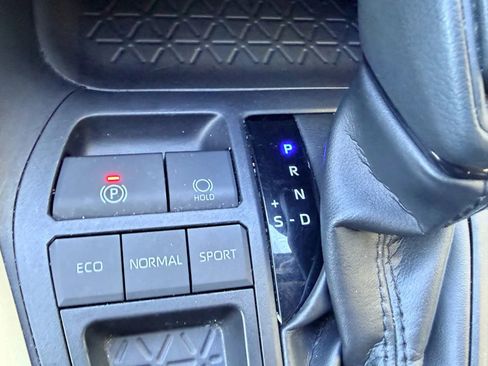 Used 2019 Toyota RAV4 LE image 13