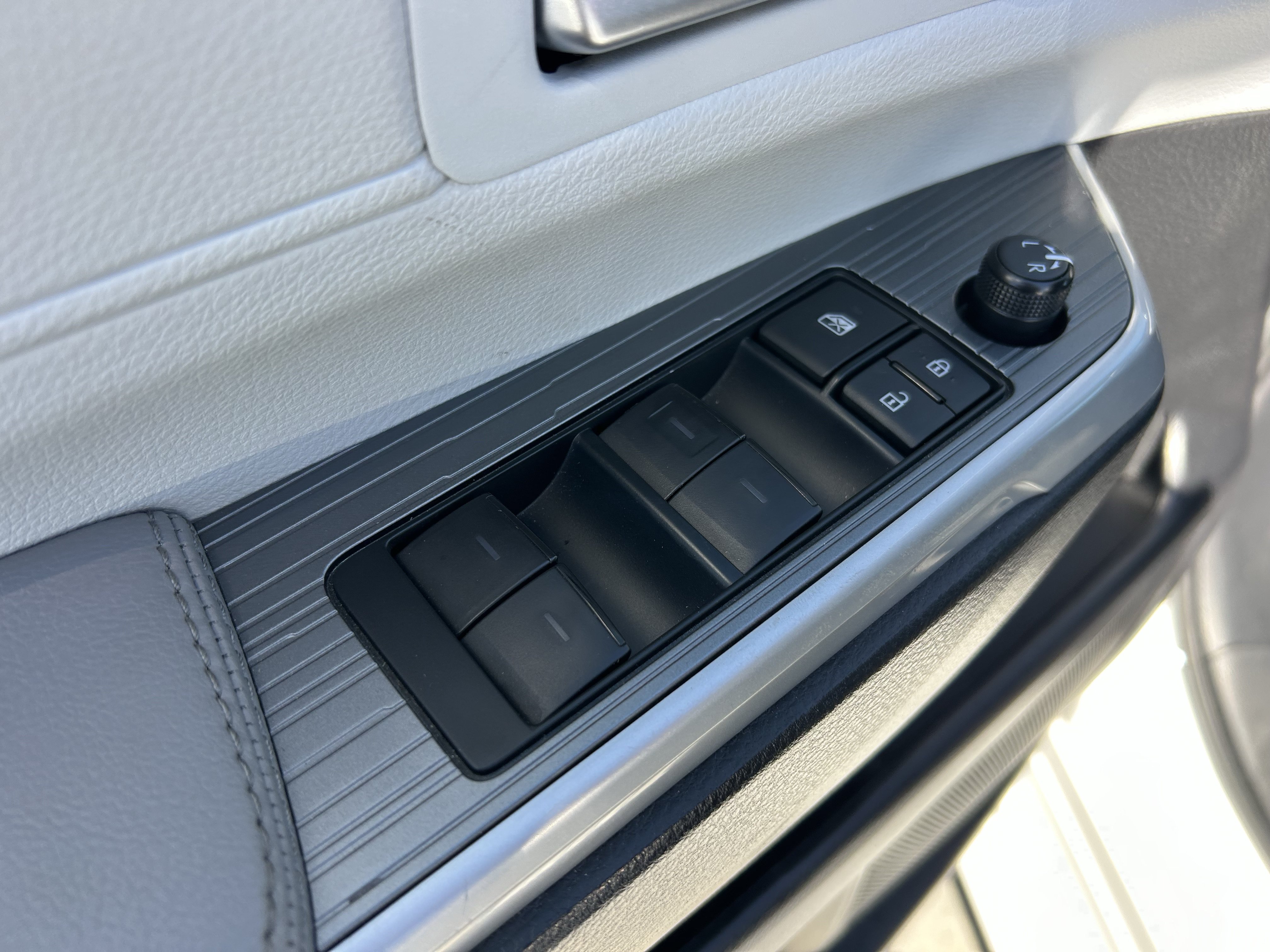 Used 2025 Toyota Sienna XLE FWD image 18