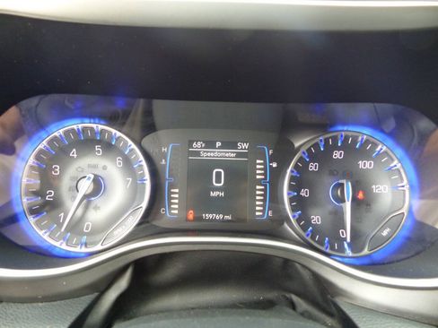 Used 2020 Chrysler Pacifica Touring-L w/ Tire & Wheel Group FWD image 25
