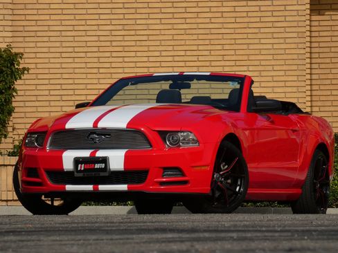 Used 2013 Ford Mustang Convertible image 2