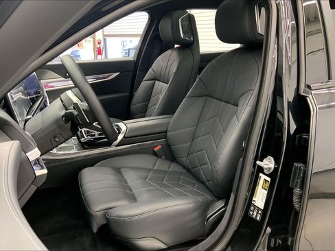Used 2025 BMW 760i xDrive w/ Premium Package AWD/4WD image 4