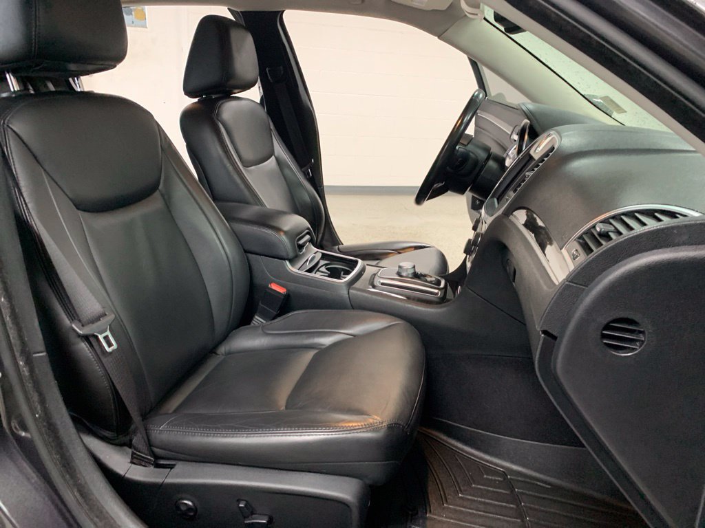 Used 2019 Chrysler 300 Touring w/ Quick Order Package 2EF RWD image 6