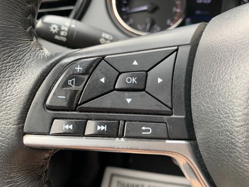 Used 2018 Nissan Rogue SV AWD/4WD image 16