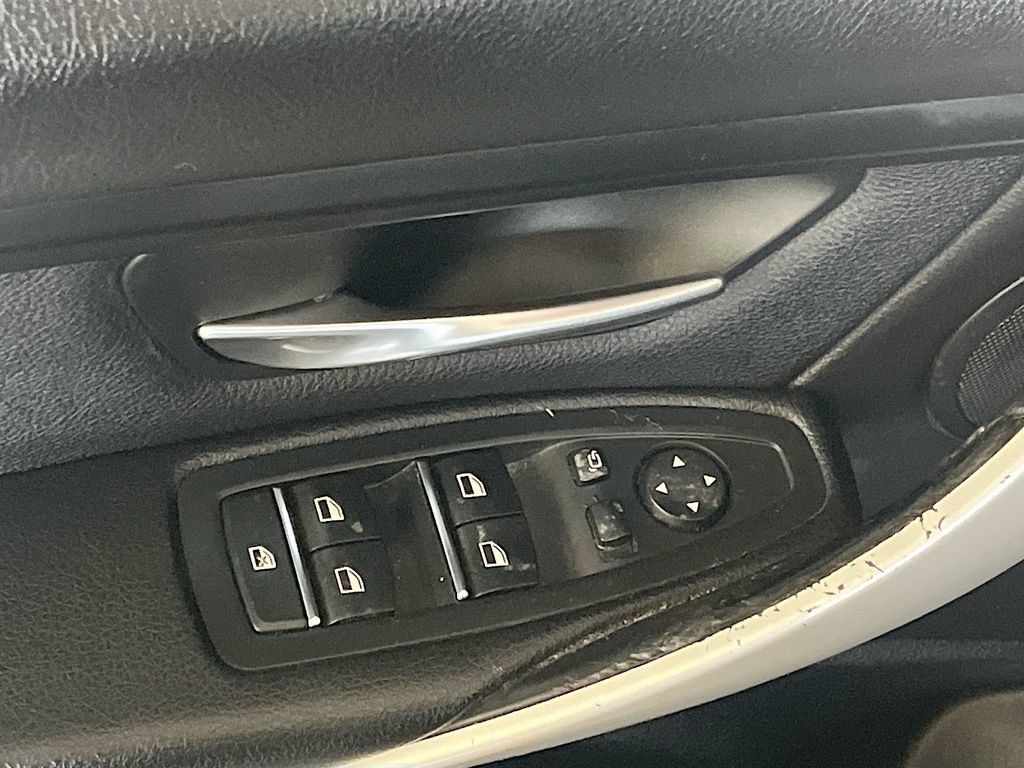 Used 2018 BMW 320i Sedan w/ Convenience Package RWD image 17