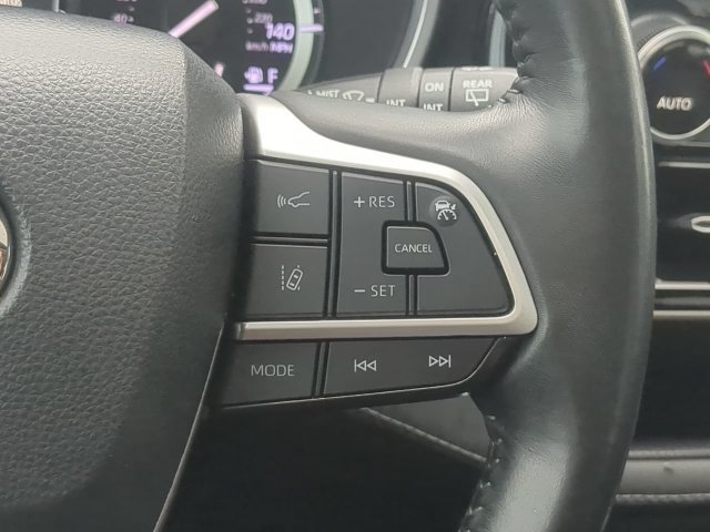 Used 2022 Toyota Highlander XLE FWD image 32