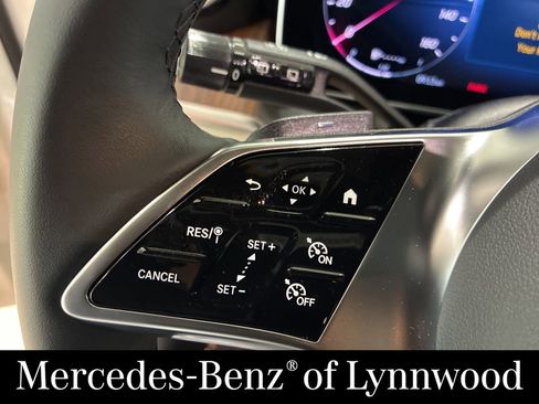 Used 2025 Mercedes-Benz GLC 350e 4MATIC image 11