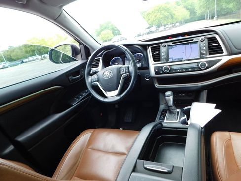 Used 2019 Toyota Highlander Limited Platinum FWD image 7