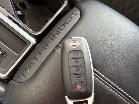 Used 2025 Nissan Pathfinder SV image 27
