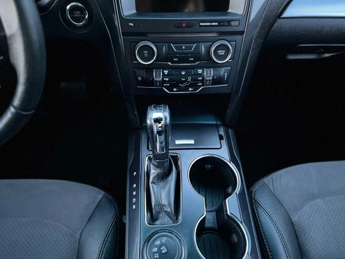 Used 2017 Ford Explorer XLT image 19