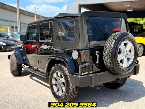 Used 2017 Jeep Wrangler Unlimited Rubicon w/ Connectivity Group AWD/4WD image 3