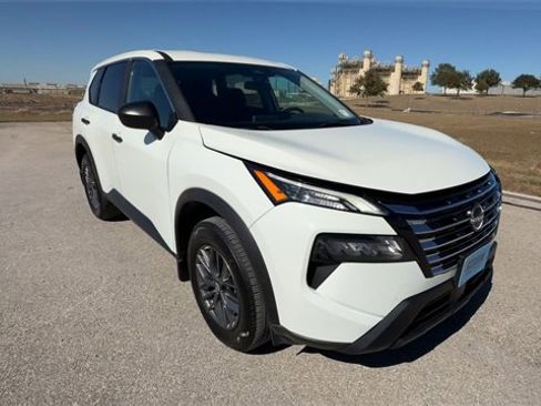 Used 2024 Nissan Rogue S image 2