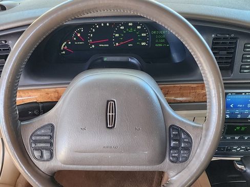 Used 2001 Lincoln Continental image 21