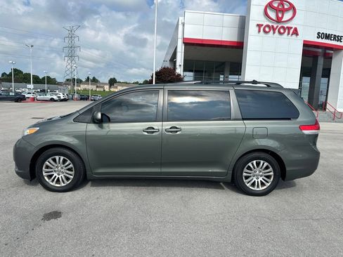 Used 2011 Toyota Sienna XLE FWD image 4