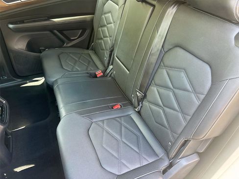 Used 2025 Volkswagen Atlas SE image 25