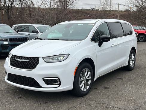 New 2026 Chrysler Pacifica Select image 3