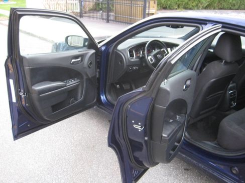 Used 2013 Dodge Charger SE w/ Connectivity Group image 9