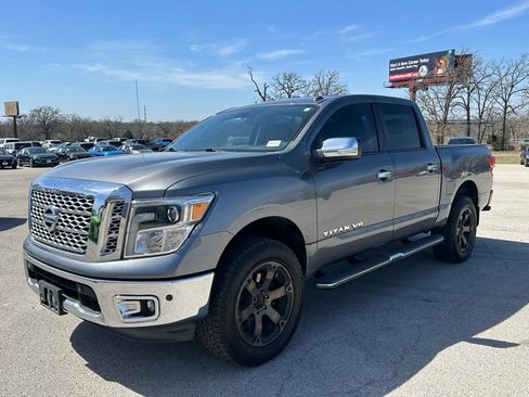 Used 2019 Nissan Titan SL image 4