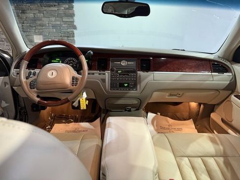 Used 2003 Lincoln Town Car Signature image 22