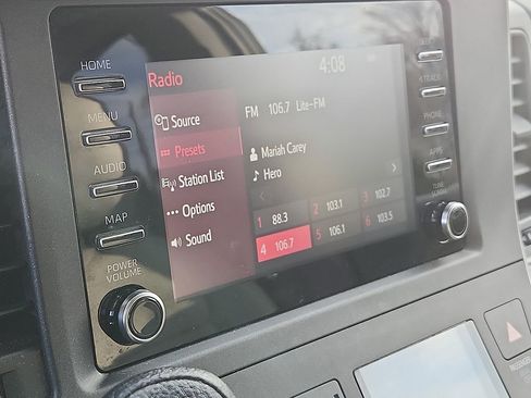 Used 2020 Toyota Sienna L image 18