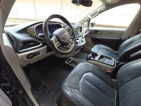 Used 2020 Chrysler Pacifica Touring-L w/ Advanced Safetytec Group FWD image 12