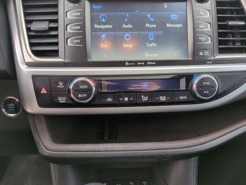 Used 2018 Toyota Highlander SE image 30