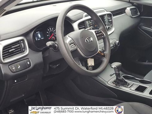 Used 2019 Kia Sorento LX image 11