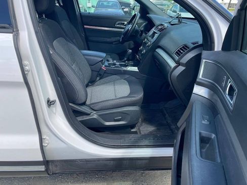 Used 2019 Ford Explorer XLT AWD/4WD image 12