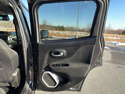 Used 2019 Jeep Renegade Latitude w/ Cold Weather Group image 19