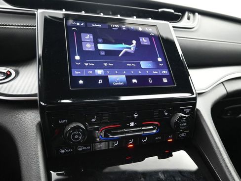 Used 2025 Jeep Grand Cherokee Altitude AWD/4WD image 18
