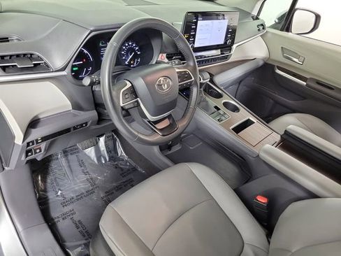 Used 2024 Toyota Sienna XLE FWD image 17