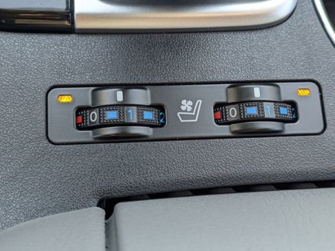 Used 2019 Toyota Highlander Limited image 25