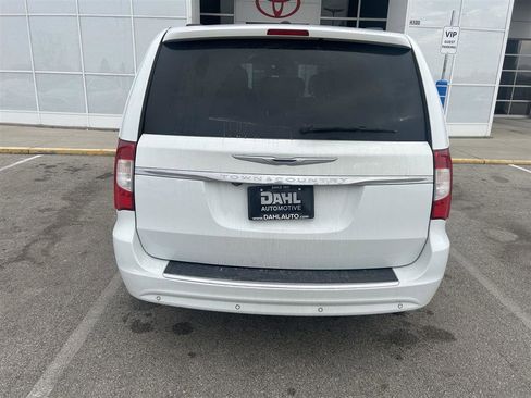 Used 2016 Chrysler Town & Country Touring-L w/ Driver Convenience Group image 14