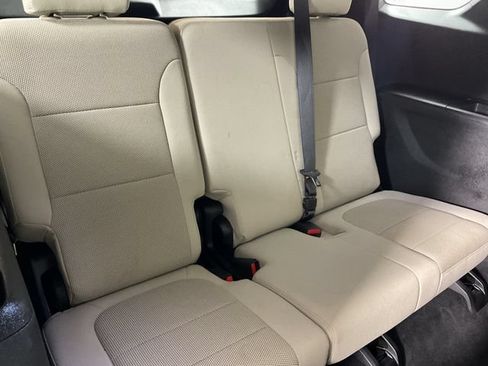 Used 2022 Chevrolet Traverse LT FWD image 23