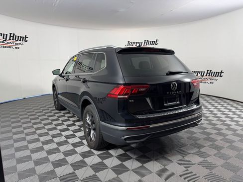 Used 2022 Volkswagen Tiguan SE w/ Panoramic Sunroof Package image 11