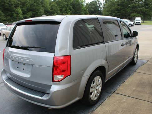 Used 2020 Dodge Grand Caravan SE w/ UConnect Hands-Free Group image 3