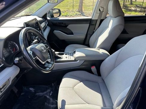 Used 2022 Toyota Highlander LE AWD/4WD image 28