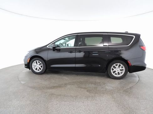 Used 2024 Chrysler Pacifica Touring-L image 7