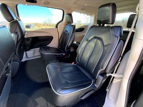 Used 2023 Chrysler Pacifica Limited image 21
